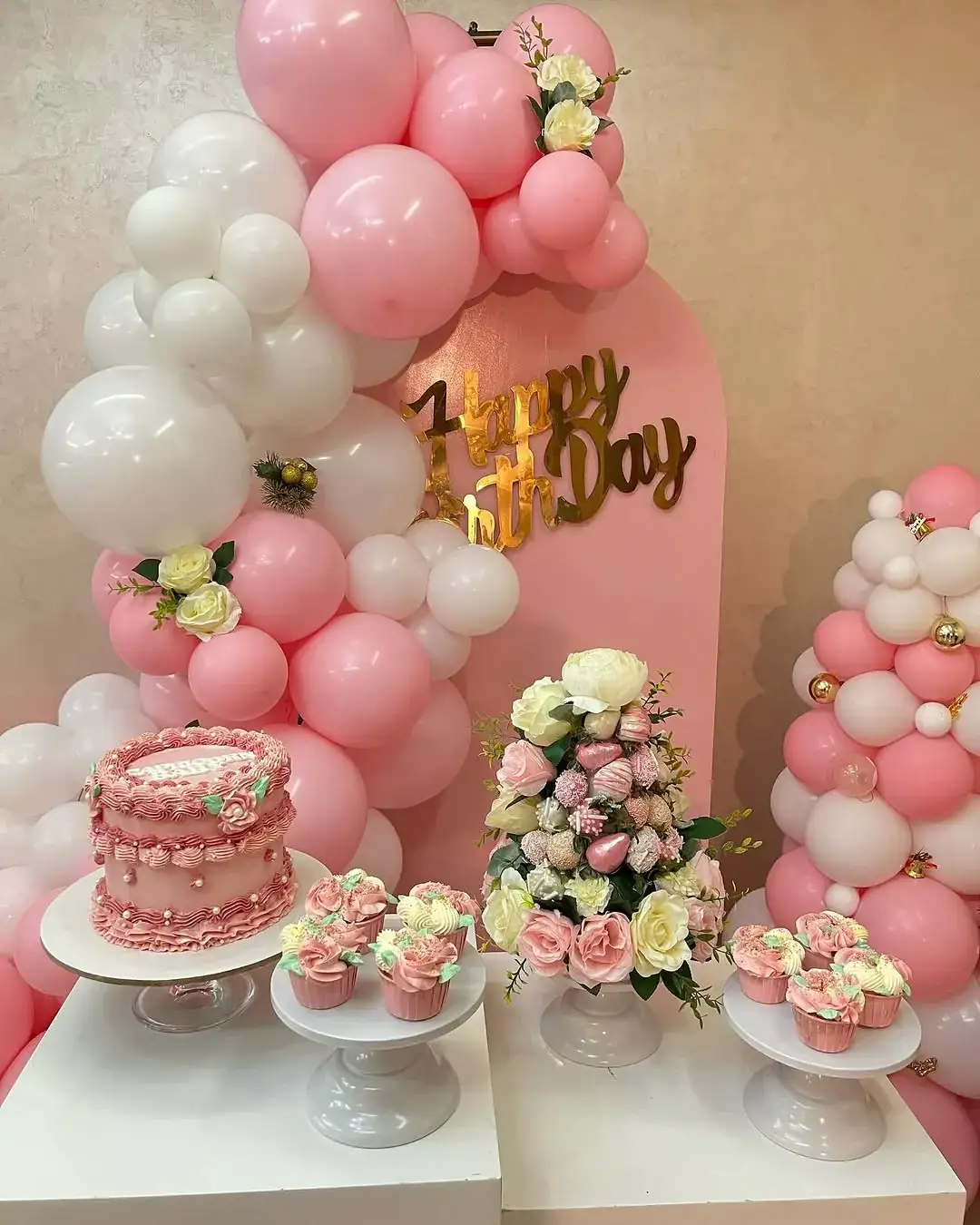 Table d'événement élégante avec compositions florales et bougies